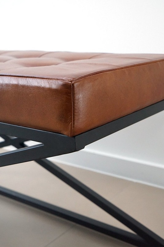 Banc en cuir naturel et metal