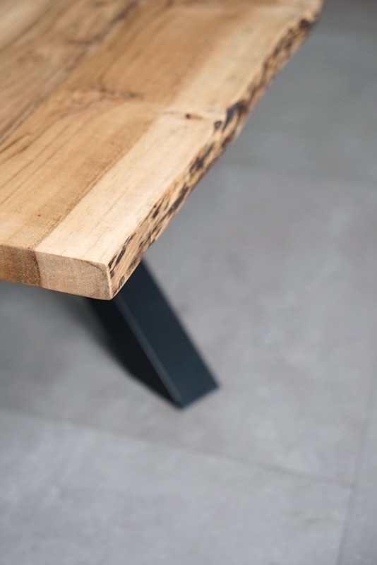 Table basse avec plateau en bois massif à bord naturel - Mikado