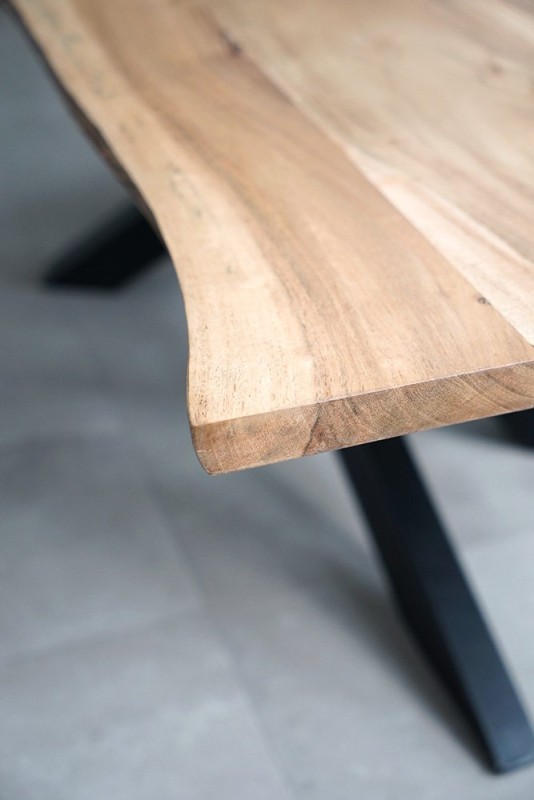 Table basse avec plateau en bois massif à bord naturel - Mikado