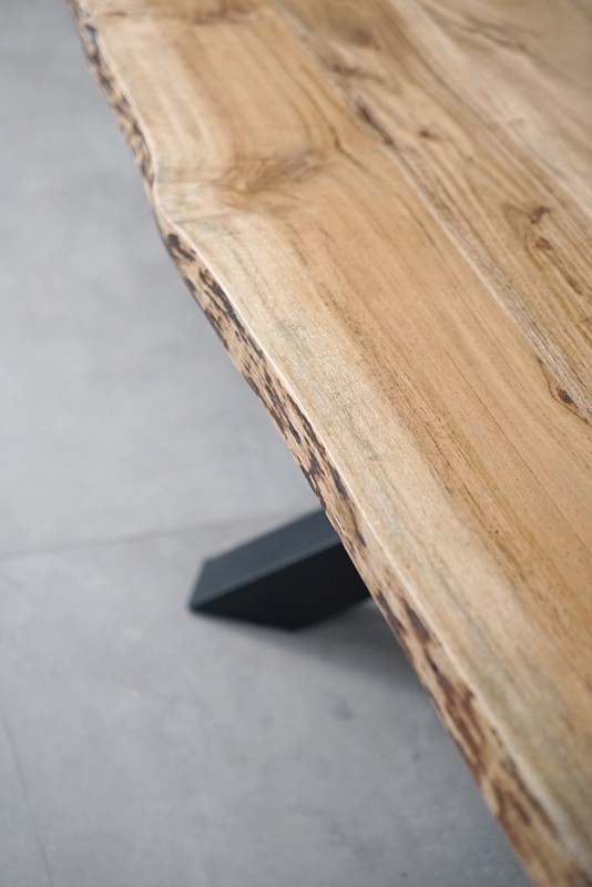 Table basse avec plateau en bois massif à bord naturel - Mikado