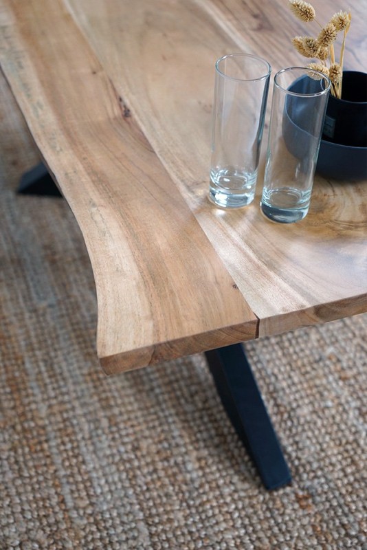 Table basse avec plateau en bois massif à bord naturel - Mikado