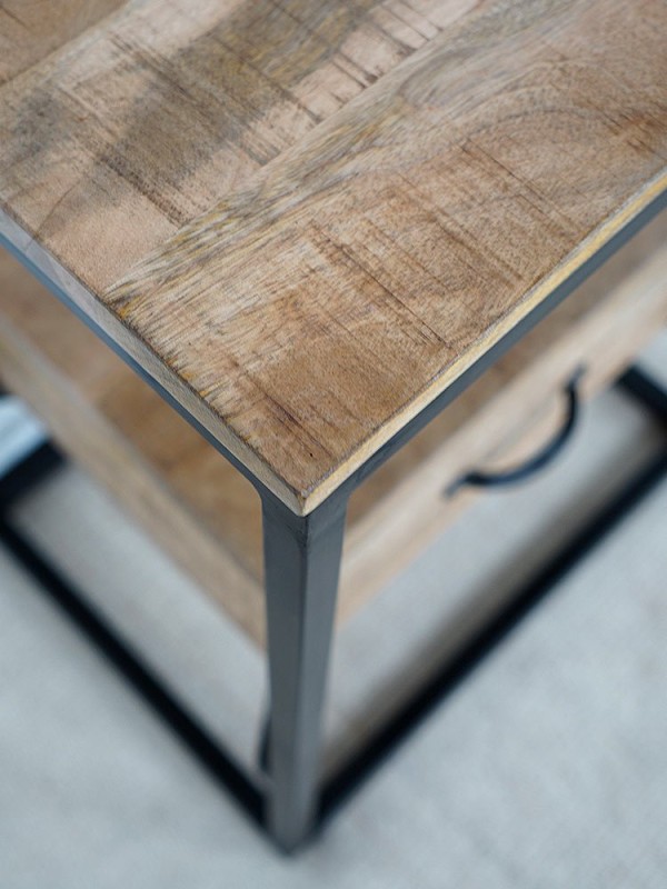 Table de nuit en bois naturel avec un tiroir