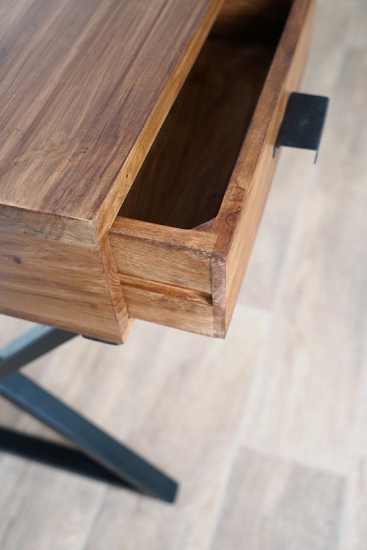 Bureau en bois massif et pieds en métal