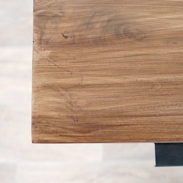 Bureau en bois massif et pieds en métal
