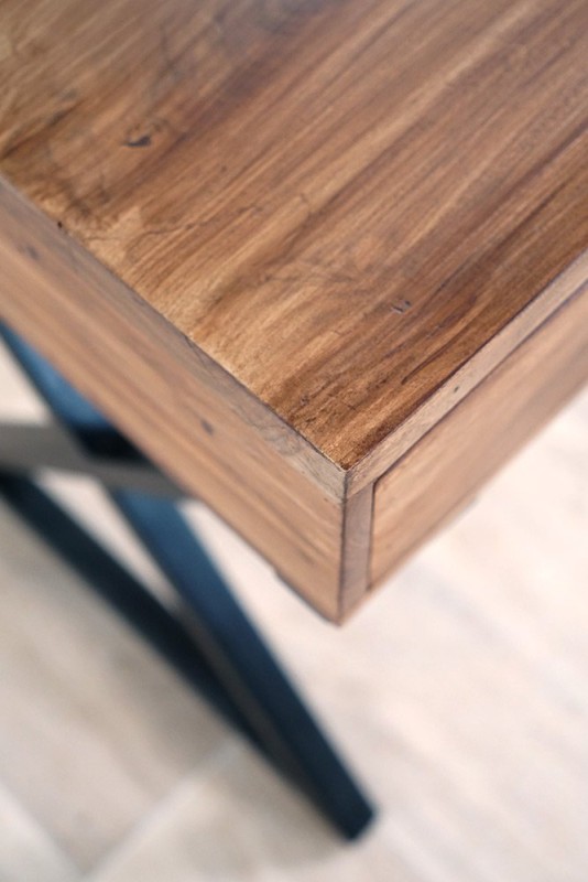 Bureau en bois massif et pieds en métal