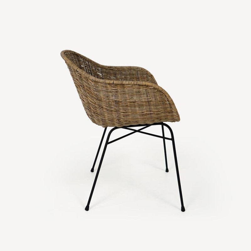 Chaise en rotin avec accoudoirs et pieds en metal noir - Sara