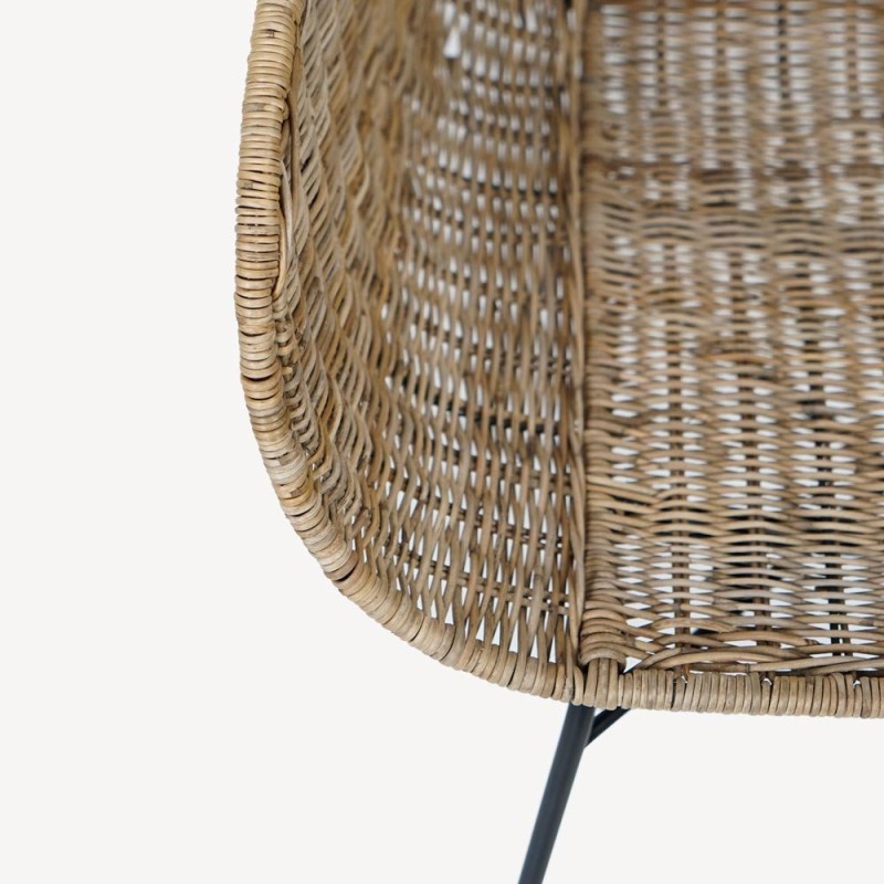 Chaise en rotin avec accoudoirs et pieds en metal noir - Sara