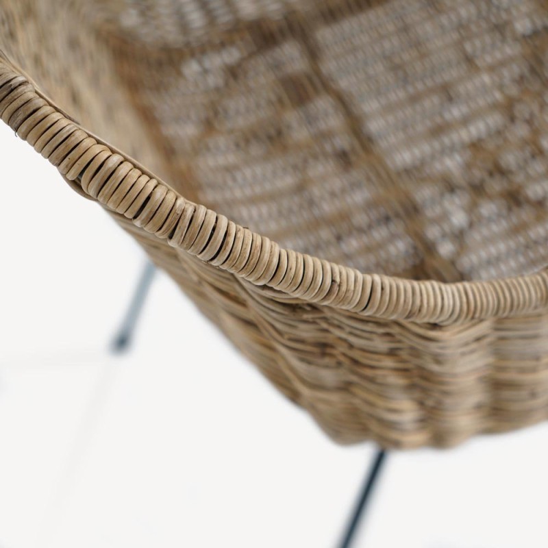 Chaise en rotin avec accoudoirs et pieds en metal noir - Sara